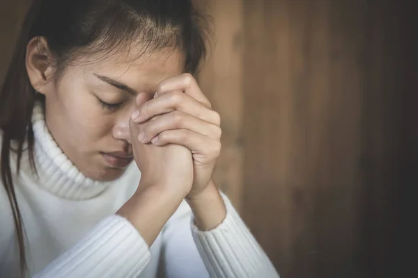 Le mani della donna cristiana pregando Dio Donna Prega per Dio blessi — Foto Stock