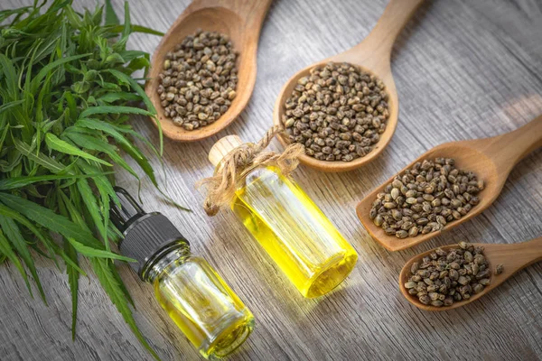 Cbd cannabisolie. Samenstelling met hennepolie in schalen op tafel. — Stockfoto