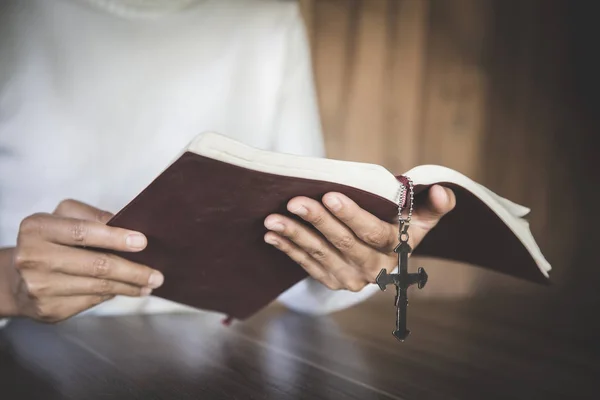 La mano umana tiene croce e Bibbia, Culto, peccati e preghiera, Reli — Foto Stock