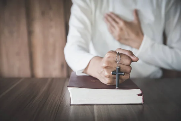 Giovane religiosa che prega Dio al mattino, spiritualità — Foto Stock