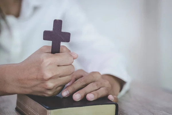 Donna con croce e Bibbia in mano pregando per la benedizione da g — Foto Stock