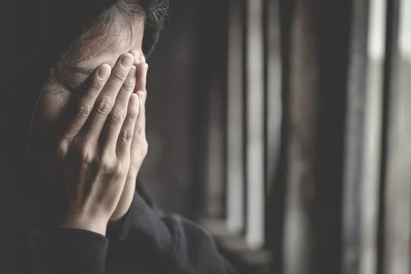 Frauen, die mit Depressionen, familiären Problemen auf dem Boden sitzen, — Stockfoto