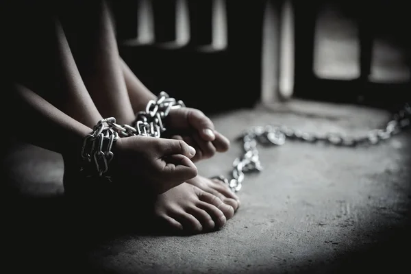 Hopeless man hands tied together with chain, Victims of human tr — Stock Photo, Image