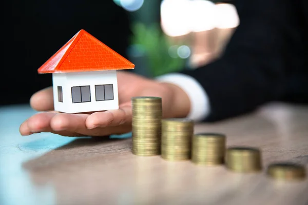 Investoren halten Häuser, Immobilieninvestitionen und Häuserhypotheken — Stockfoto