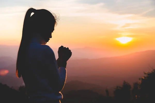 Kvinnan ber på morgonen på soluppgången bakgrunden. Kristendom — Stockfoto