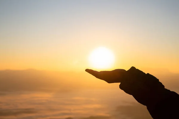 Silhouette einer Frau mit erhobenen Händen im Konzept des Sonnenuntergangs — Stockfoto