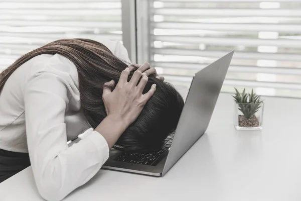 Mujer de negocios que tiene dolor de cabeza mientras trabaja usando el ordenador portátil Comput — Foto de Stock