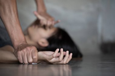 Adam bir kadın elele tecavüz ve cinsel istismar concep eller