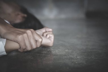 Adam bir kadın elele tecavüz ve cinsel istismar concep eller