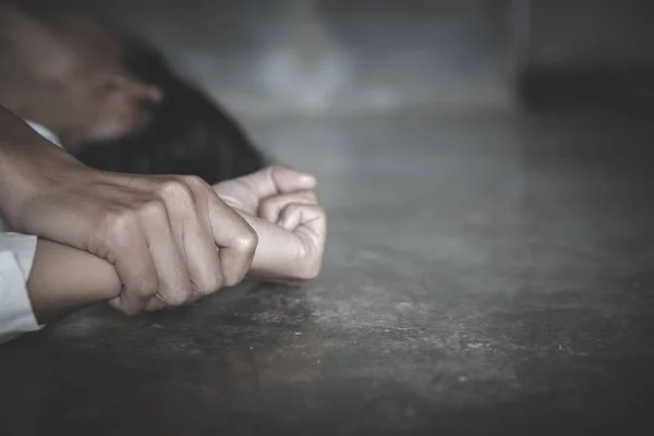 Чоловік тримає жіночі руки за зґвалтування та концепцію сексуального насильства — стокове фото