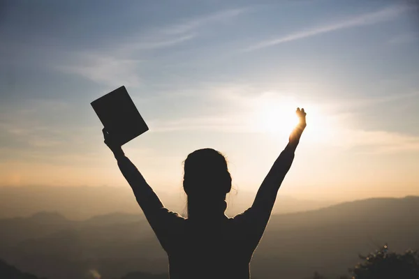 Frauen, die bei Sonnenuntergang die heilige Bibel halten, um Gott anzubeten — Stockfoto