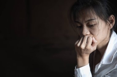 Yerde oturan depresif kadın, depresyon üzüntü kadın,