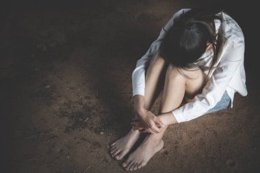  Depresyon ile ağlayarak katta oturan kadın depresif wo