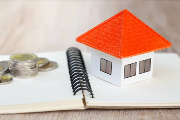 Spaar geld van munten te kopen van een huis, concept voor prop planning — Stockfoto