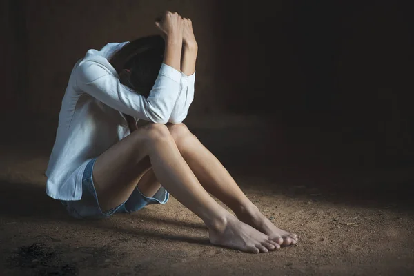 Concentrazione morbida. giovane donna triste e paura stressante depresso emotio — Foto Stock