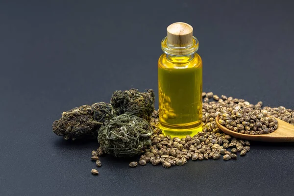 Cannabiszaden en Cbd olie cannabisextract op een zwarte achtergrond — Stockfoto