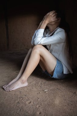 Kadına karşı şiddeti durdurun, Kadın korkusuyla yüzünü kapatıyor 