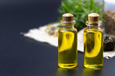 Esrar Cbd yağ kenevir ürünleri, esrar yağı kavanozlarda toplanıyor,  