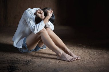 Terk edilmiş bina açısından kadın esaret , Şiddet ve durdurun