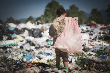 Fakir çocuklar yoksulluk yüzünden çöp topluyor, Junk. 