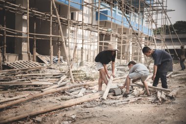 İnşaat alanlarında çalışan çocuklar, fakir çocuklar, yoksulluk.,