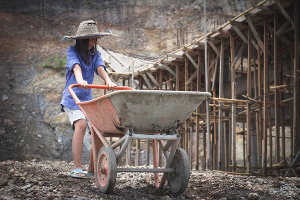 Poveri bambini che lavorano in cantiere contro i bambini labo — Foto Stock