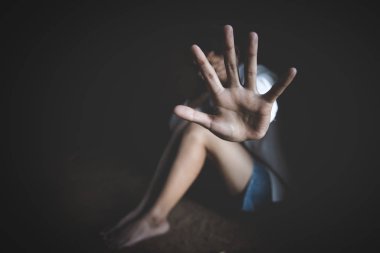 kadın caydırmak için elini kaldırdı, kampanya tekrar şiddeti durdurmak