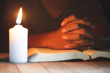 Dini kavramlar, genç adam roo İncil üzerinde dua