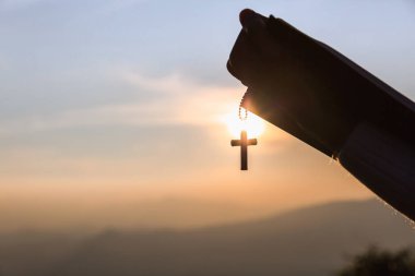 Bir İncil ve ahşap Christia tutan Hıristiyan kadın Siluette