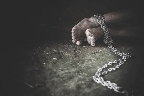 Hopeless man foot tied together with chain, Victims of human tra — Stock Photo, Image