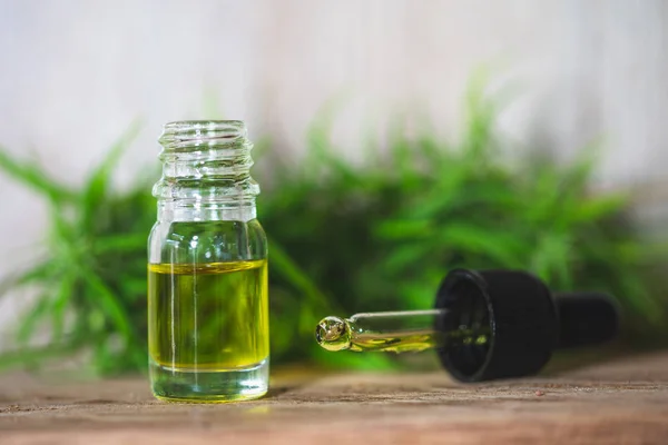 CBD hennepolie, hennepolie extract in glazen flessen, medische mariju — Stockfoto