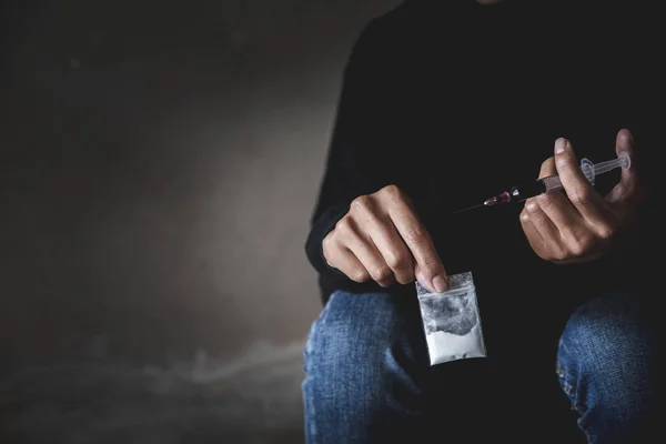 Adolescente prend de l'héroïne, toxicomane, maladie, Non à la drogue — Photo