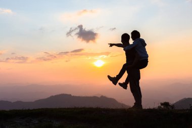 Aşık mutlu bir çift. Dağlarda erkek ve kadın turistler. Merhaba.