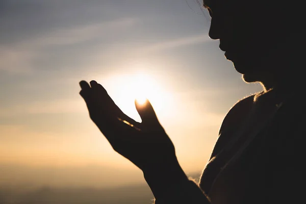 Hıristiyan Din kavramı arka plan, İnsan elleri palmiye kadar açık — Stok fotoğraf