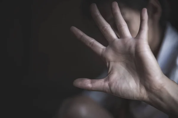 Donna alzò la mano per dissuadere, Stop Abuso sessuale Concetto, s — Foto Stock