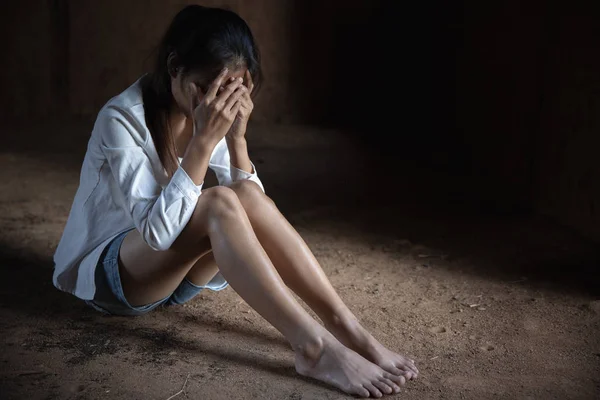 Kvinnor sitter på golvet och gråter med depression, deprimerad wo — Stockfoto