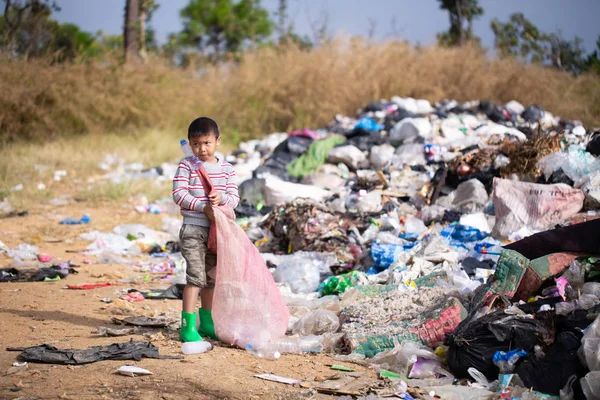 Los niños pobres recogen basura para la venta debido a la pobreza, basura — Foto de Stock