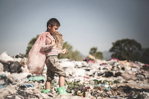 Szegény gyermekek gyűjteni szemetet eladó. és újrahasznosítani őket landf — Stock Fotó