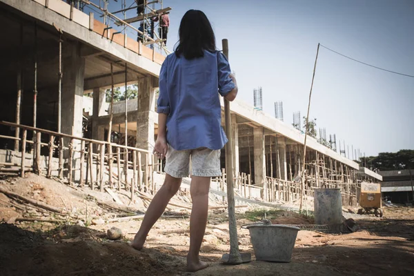 Fakir çocuklar inşaatta çalışmaya zorlanıyor, şiddet çocukları... — Stok fotoğraf