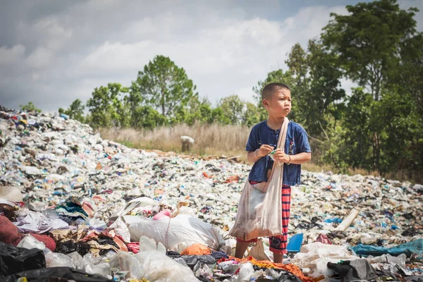 贫穷的孩子因为贫穷而捡垃圾卖，垃圾 — 图库照片