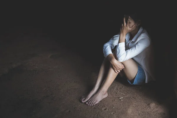Kvinna som sitter på marken, sexuellt våld, sexuella övergrepp, Domesti — Stockfoto