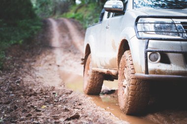  Kirli Offroad araba, SUV kırsal yol üzerinde çamur ile kaplı, of