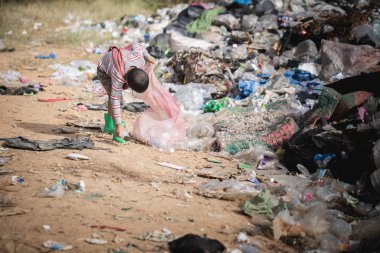 Çocuklar yoksulluk yüzünden satmaya devam etmek için çöp, Worl