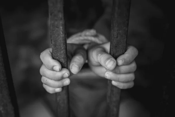 Торговля людьми с детьми, жертва связана с... — стоковое фото