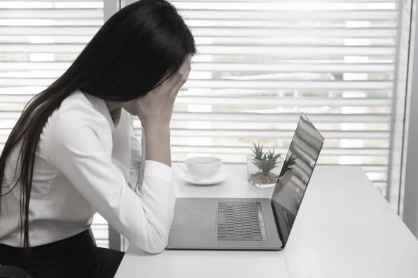 Mujer de negocios estresada. preocupado por el fracaso del problema empresarial , — Foto de Stock