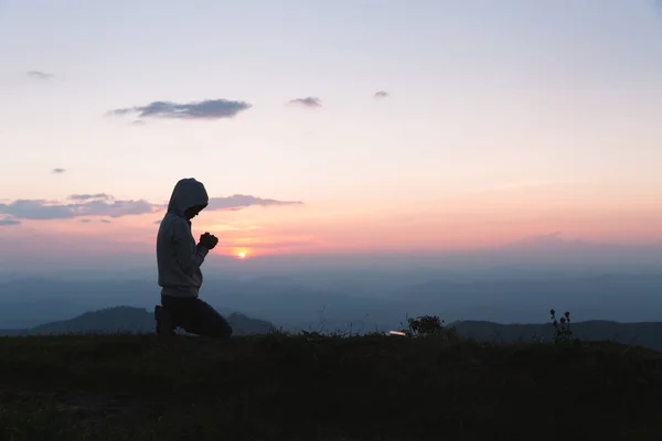 Μια γυναίκα προσεύχεται στο Θεό στο βουνό. Προσεύχονται τα χέρια με fa — Φωτογραφία Αρχείου