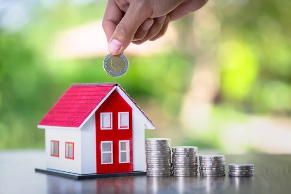 Pianificazione risparmio di denaro di monete per comprare una casa, concetto per puntello — Foto Stock