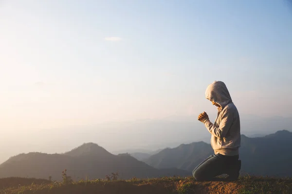 Μια γυναίκα προσεύχεται στο Θεό στο βουνό. Προσεύχονται τα χέρια με fa — Φωτογραφία Αρχείου