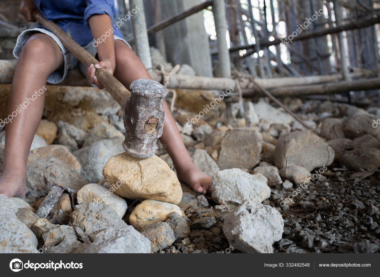 贫困与童工的概念，从事童工劳动的儿童——图库图片© Tinnakorn #332492548