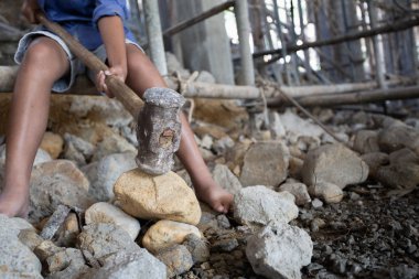 Yoksulluk ve çocuk işçiliği kavramı, üzerinde çalışan çocuklar 